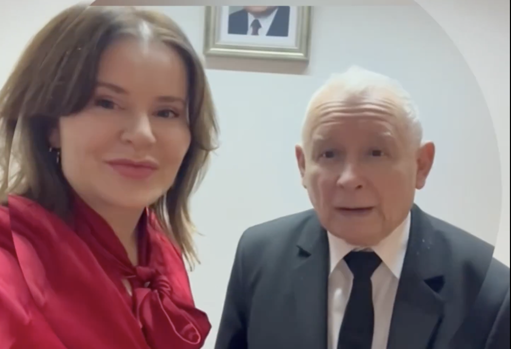 Stanęła obok Kaczyńskiego i zaczęła nagrywać. Z ust prezesa popłynęły TE słowa. „Naprawdę, żeby były to...”