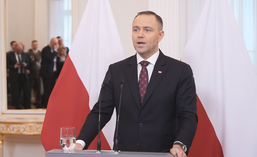 Kosiniak Kamysz wyjaśnia, a Nawrocki swoje! W sieci burza z piorunami. "Nie chce mu się czytać"