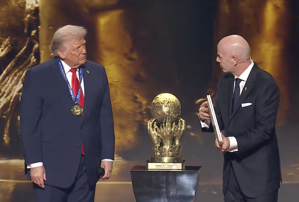 Wymyślili nagrodę i od razu… dali ją Trumpowi. Cały świat patrzył na dziwaczny spektakl. „Przekracza granice parodii”