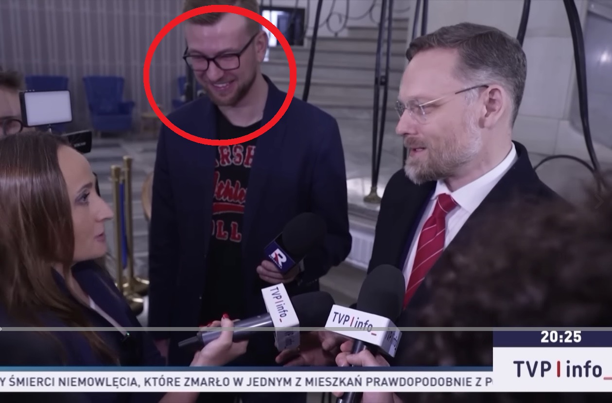 Bogucki udzielał wywiadu, gdy do akcji wkroczył kabareciarz z Republiki. Wszystko się nagrało! "Pracownik stacji PiS"