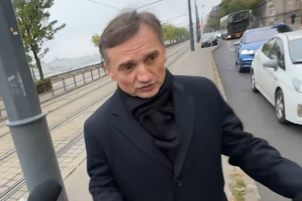 Przyjechali do Budapesztu, a tam Ziobro w samochodzie. Za wycieraczką znalazł „niespodziankę”. „Uczy się zasad”