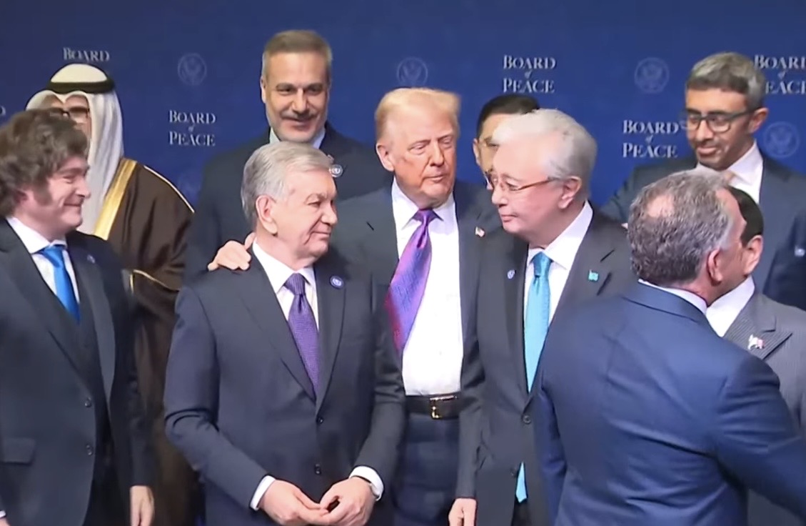 Wstyd tam stać! Kuriozalne sceny na inauguracji Rady Pokoju, tylko spójrzcie na TE miny [WIDEO]