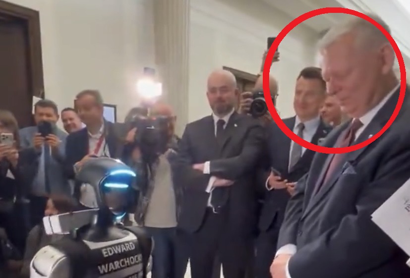 HIT! Robot Edward zgasił Suskiego, potem zaczął bajerować posłankę PiS. "Sensory figle płatają" [WIDEO] - CrowdMedia