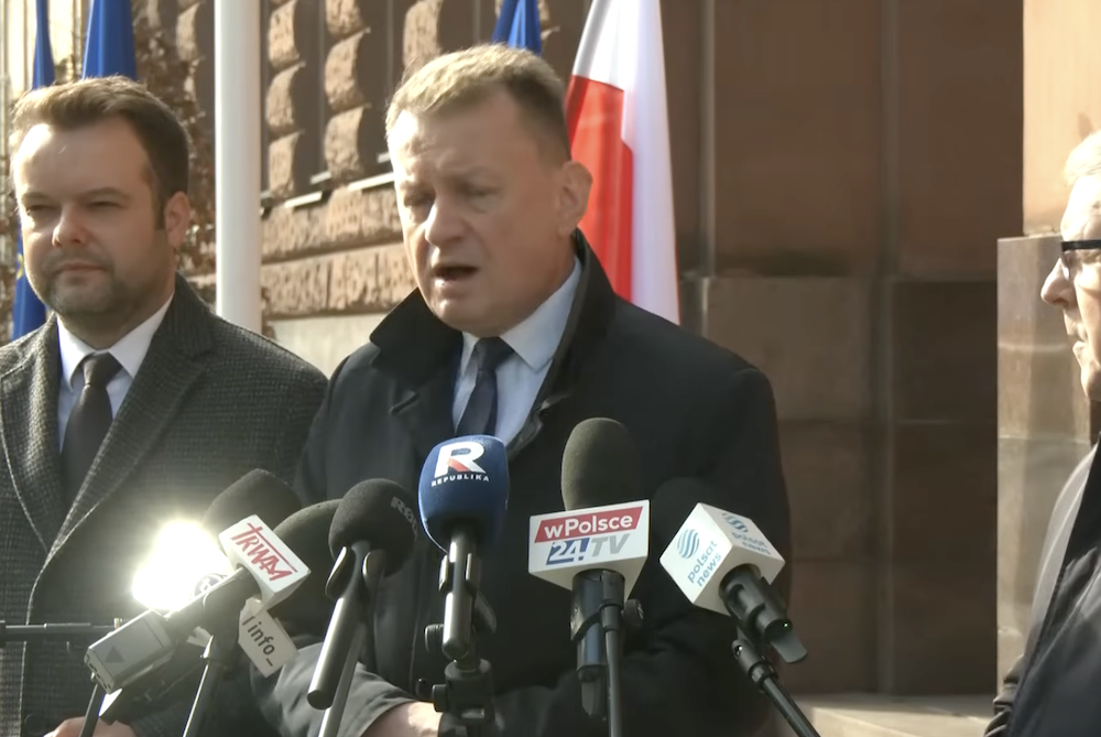 Sceny na konferencji PiS! Błaszczak odpalił się i zagrzmiał w stronę dziennikarza TVP. „Wstydźcie się!”