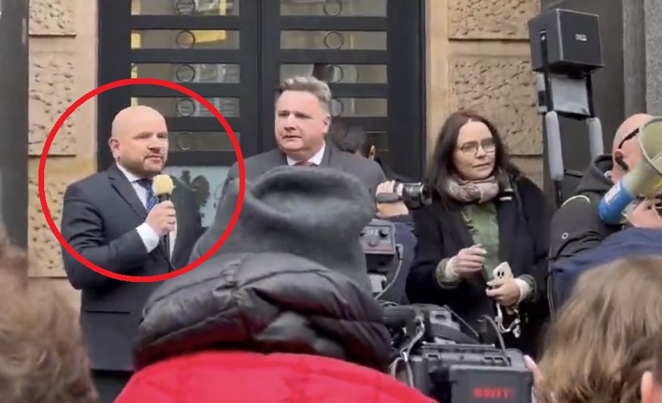 Sceny pod Kancelarią Prezydenta. Policja rozdzielała demonstrantów, Gosek chwycił za mikrofon! „Boże błogosław prezydenta”