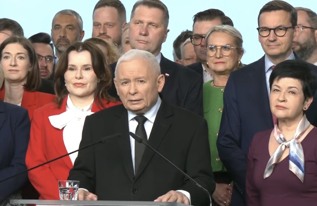 W PiS bida aż piszczy! Kaczyński wyszedł do dziennikarzy i wygłosił TEN apel. „Każda wpłata się liczy”