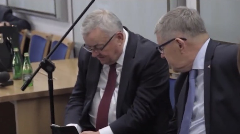 Poseł PiS chwycił za telefon i pstryknął zdjęcie dziennikarce. Wszystko się nagrało! „Obrzydliwy oblech” [WIDEO]