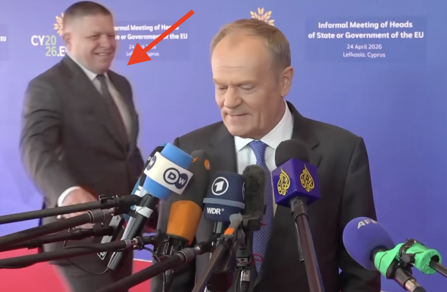 To nagranie jest hitem sieci! Tusk powiedział te słowa, nagle jego plecami pojawił się ON. „Nie, to był żart” [WIDEO]