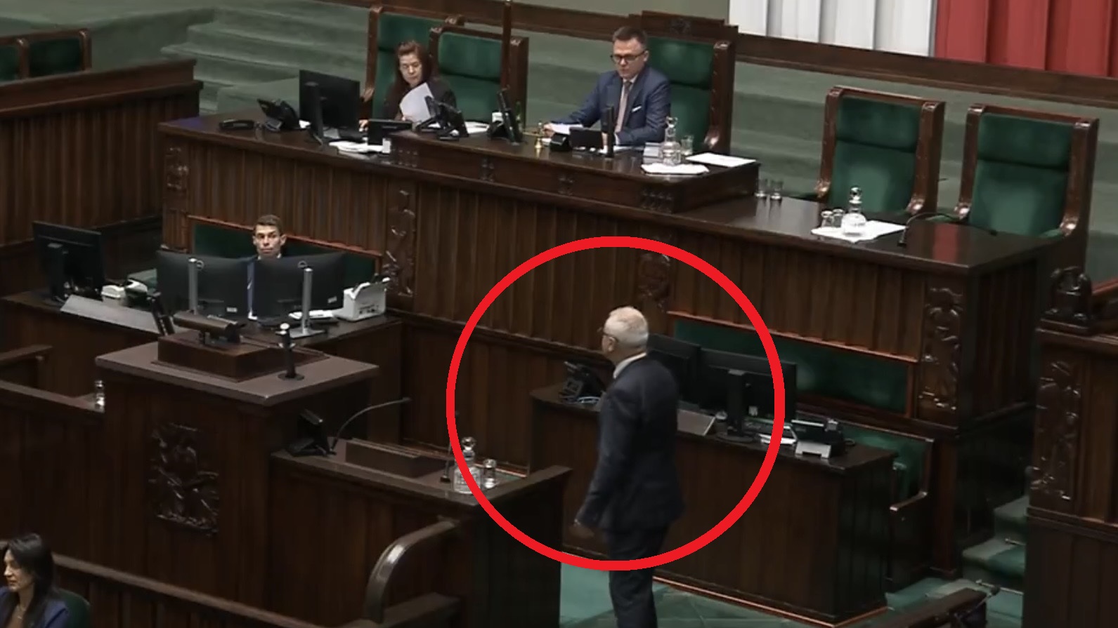Sceny w Sejmie! Człowiek Brauna aż się najeżył, wystarczyło TO pytanie. „Bardzo nieprzyzwoite”