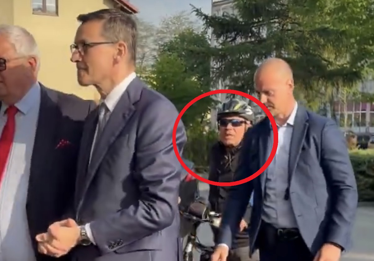 Senior z rowerem podbija sieć! Zobaczył Morawieckiego i TAK go powitał. "Cześć złodziejaszku"[WIDEO]
