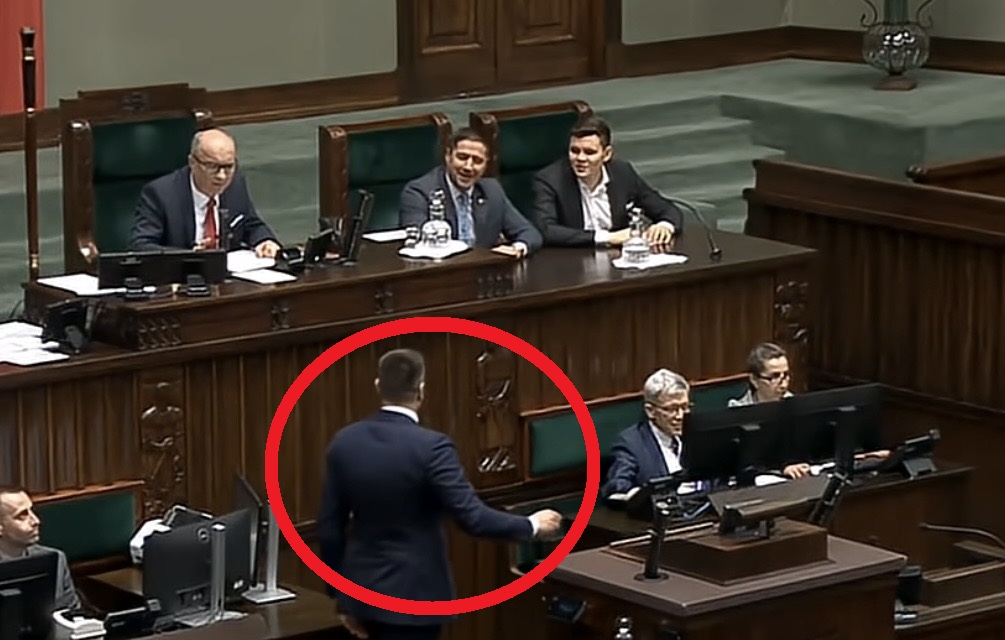 NOKAUT! Kowalski wparował na mównicę, Czarzasty tylko na to czekał. „Nie? A co się stało?”