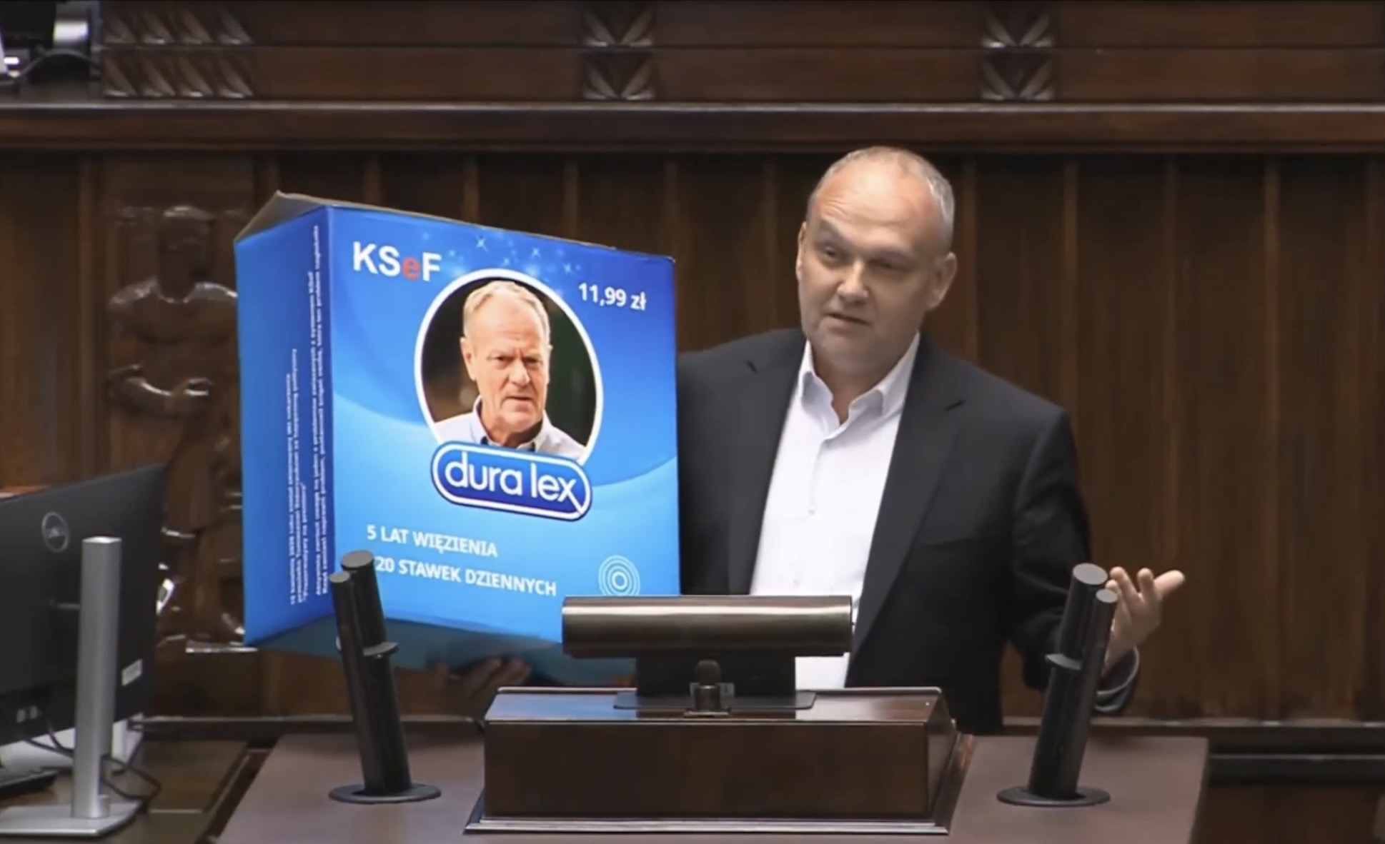 SZOK! Wniósł na mównicę pudło prezerwatyw z podobizną premiera. „Kto to ściągnie?” [WIDEO]