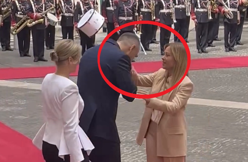 Meloni wyciągnęła rękę, Nawrocki rzucił się do całowania. Ekspert od mowy ciała: Była przygotowana [WIDEO]