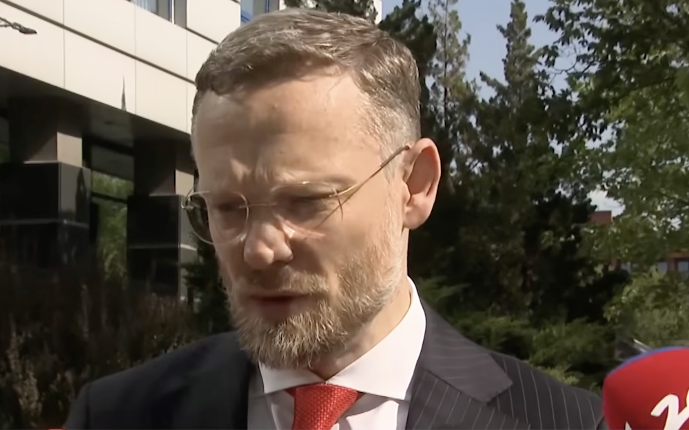 Bogucki przyszedł do prokuratury i się zaczęło. Ależ odpalił się przed przesłuchaniem! „Absurdalna, idiotyczna sprawa”