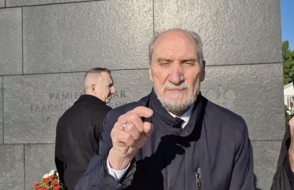 Awantura z samego rana! Macierewicz już o świcie pilnował pomnika, nagle podszedł do niego aktywista. „Ten człowiek kłamie!”