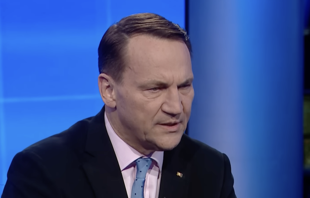 Sikorski krytykował Nawrockiego i nawiązał do Smoleńska. PiS wrze z oburzenia, szef MSZ się nie przejmuje. „Zachęcam do pozwu”