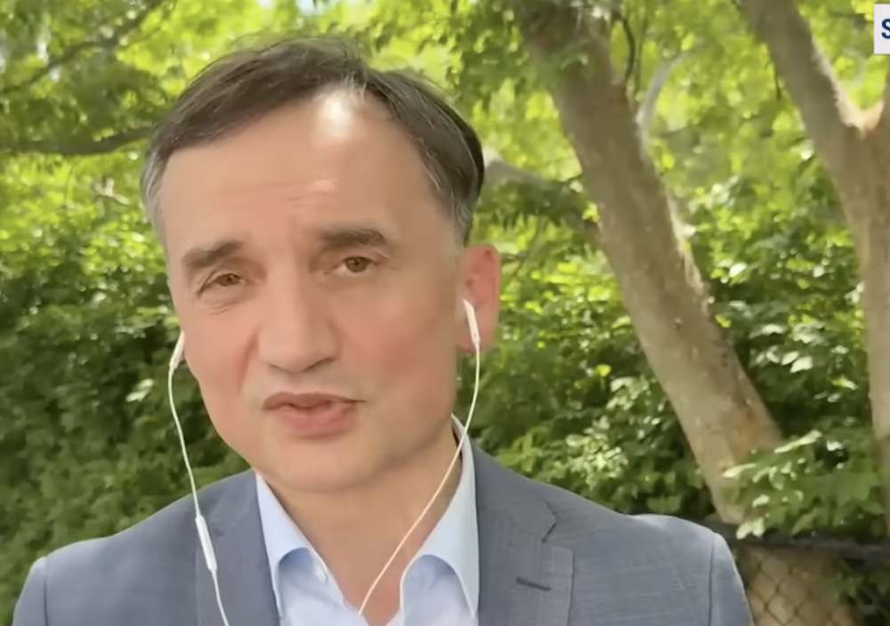 Nagle w rozmowie padło znane nazwisko. To u NIEGO pomieszkuje teraz Ziobro? „Plotki z Waszyngtonu są takie…”