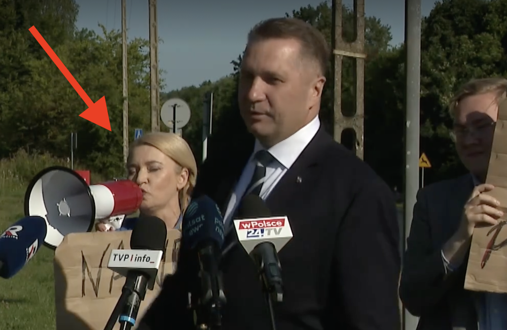 Trwała konferencja, nagle ONA pojawiła się za plecami Czarnka. I jeszcze te transparenty! [WIDEO]