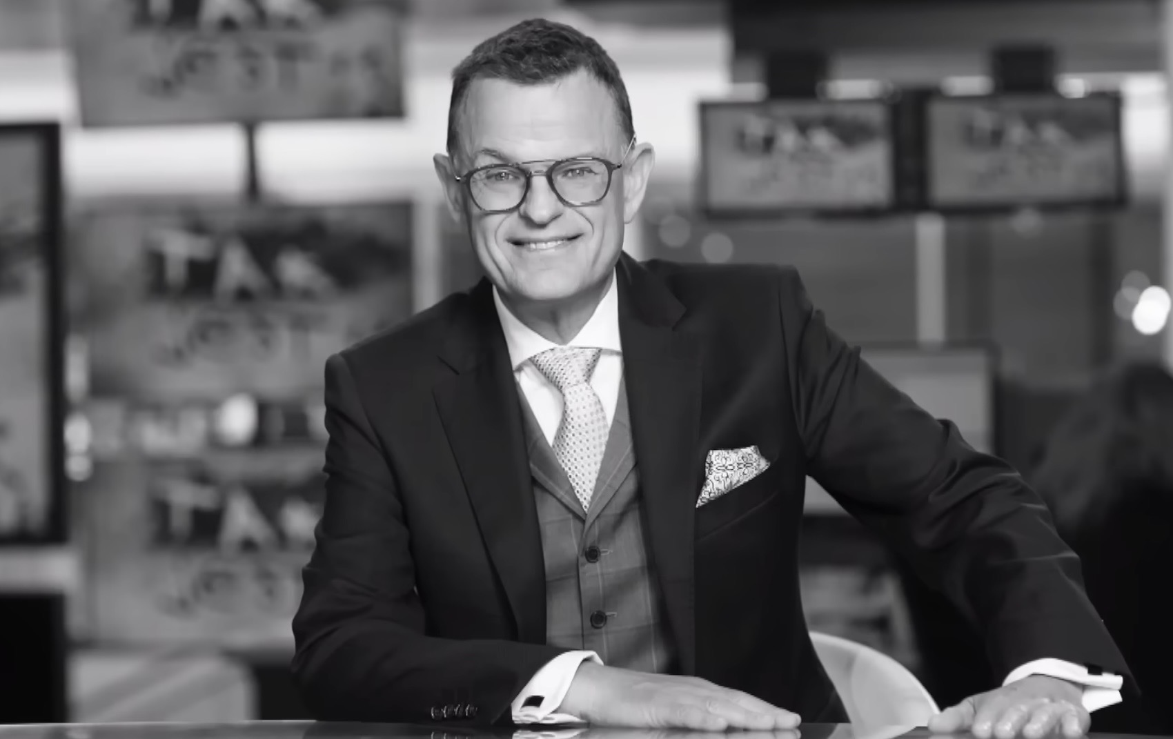 Gwiazdy TVN24 żegnają Andrzeja Morozowskiego. Trudno się nie wzruszyć. „Tego się nie robi przyjaciółom”