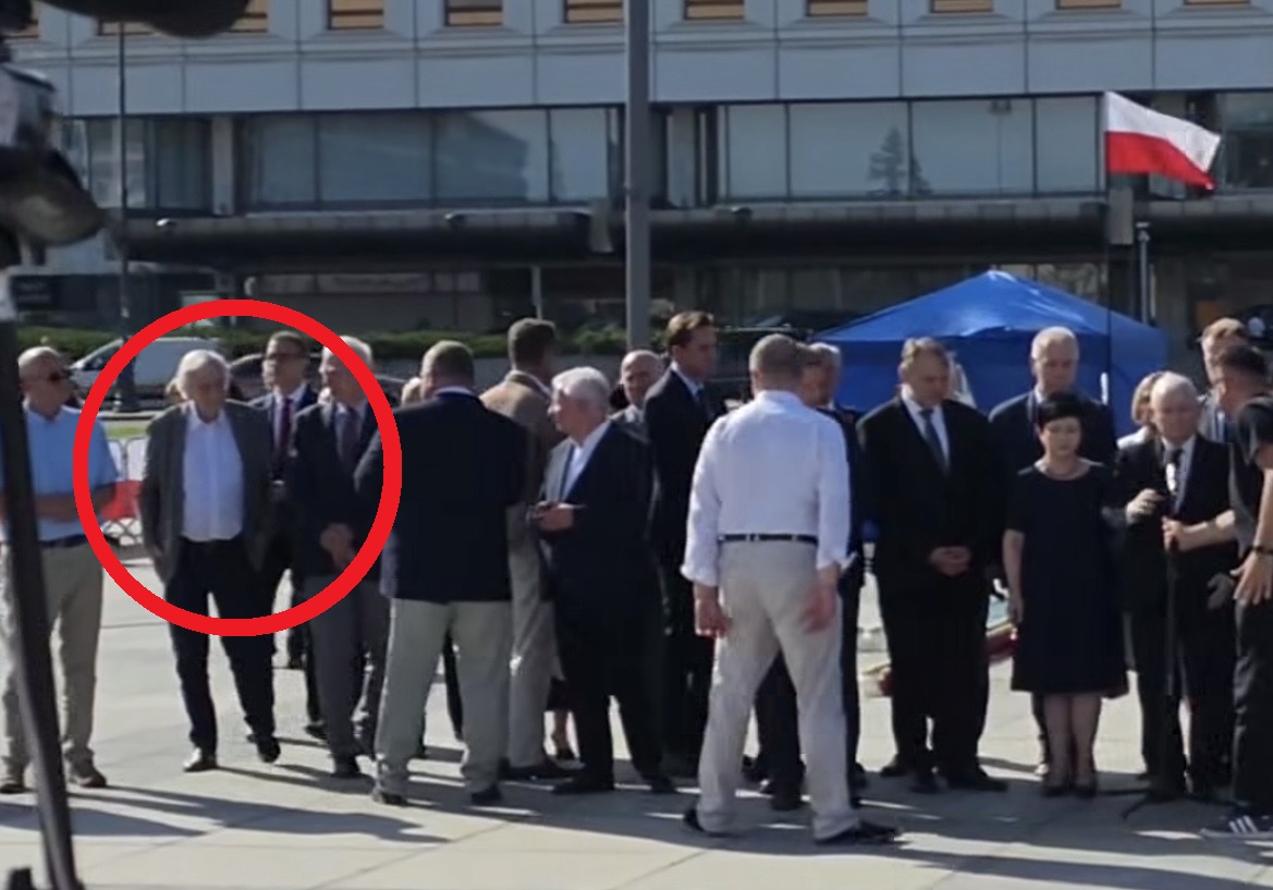 Niespodziewany gość na miesięcznicy, Kaczyński się zdziwił! „Pierwszy raz po rozłamie”