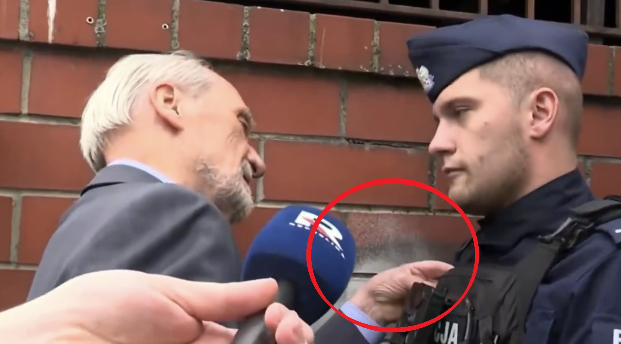 Co on wyprawia?! Macierewicz testował cierpliwość policjanta. „Świr złapany na gorący uczynku”
