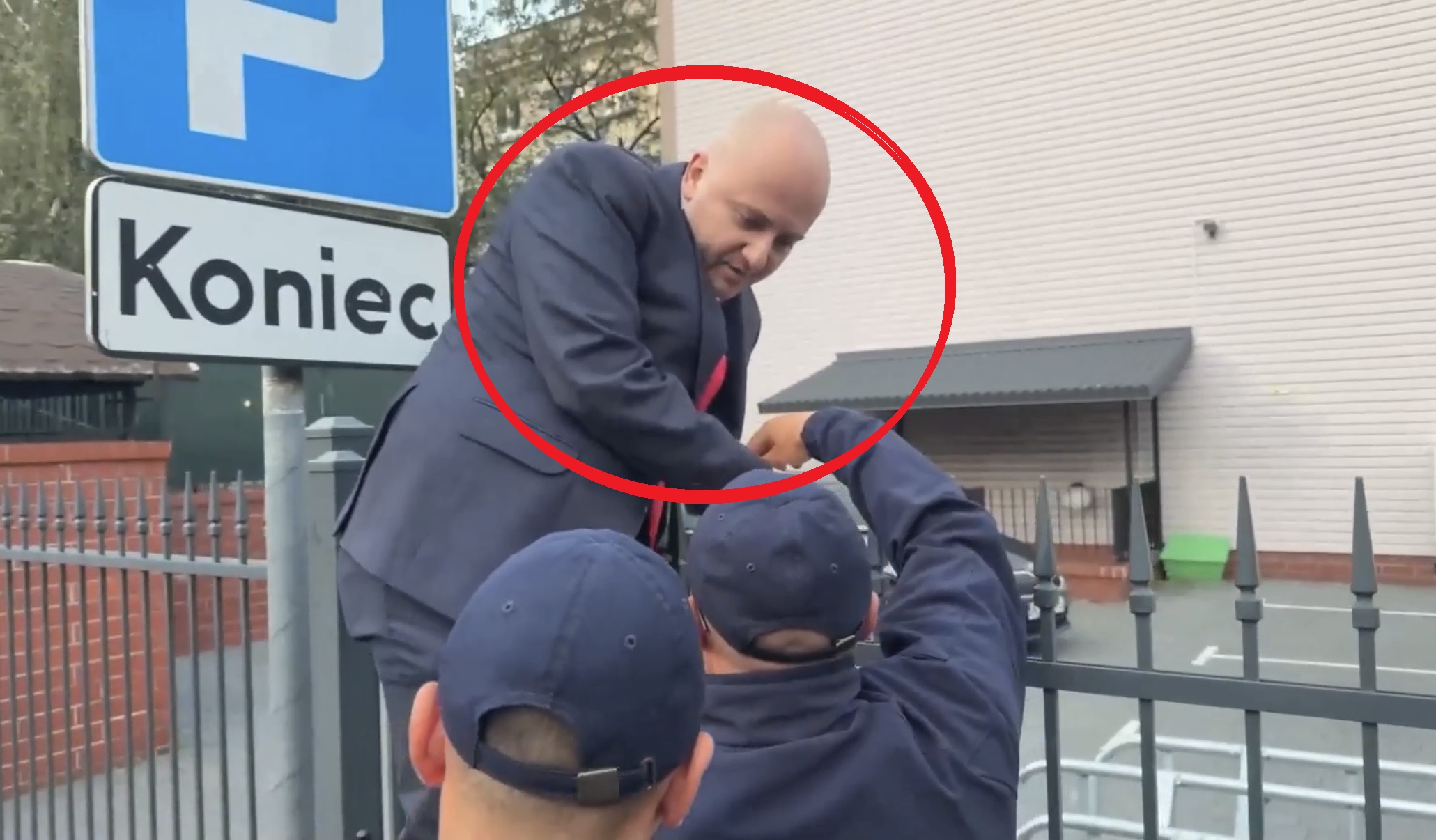 Co ona wyprawia?! Sceny pod gmachem Akademii, Matecki wisiał na płocie! „Nie dotykaj mnie” [wideo]