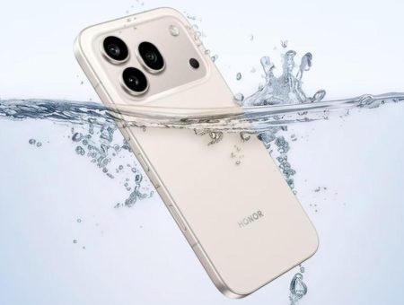 Telefon HONOR 600 Pro częściowo zanurzony w wodzie – odporność na zalanie