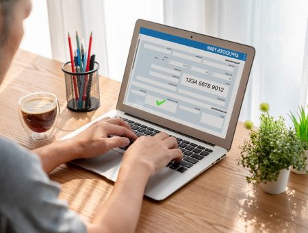 Weryfikacja tożsamości – wypełnianie formularza online na laptopie 