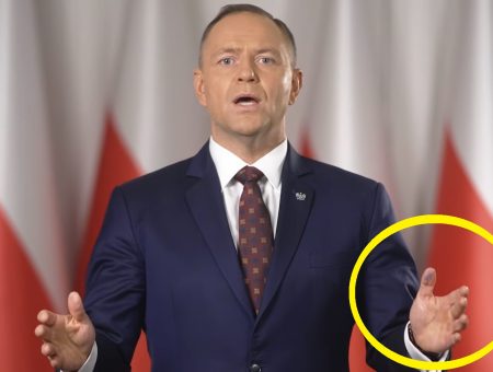 Karol Nawrocki brudny kciuk palec 