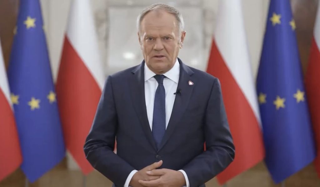 Tuż po godz. 14:00 Donald Tusk opublikował nagranie, w którym skomentował PiS-owską szopkę, która odbywa się pod Trybunałem Konstytucyjnym. Premier poświęcił też kilka mocnych słów Karolowi Nawrockiemu i Jarosławowi Kaczyńskiemu. Krótko mówiąc: skończyło się babci sr*anie.