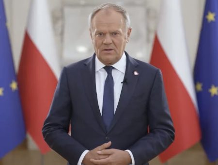Tuż po godz. 14:00 Donald Tusk opublikował nagranie, w którym skomentował PiS-owską szopkę, która odbywa się pod Trybunałem Konstytucyjnym. Premier poświęcił też kilka mocnych słów Karolowi Nawrockiemu i Jarosławowi Kaczyńskiemu. Krótko mówiąc: skończyło się babci sr*anie. 
