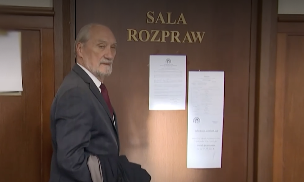 Proces Nawrocki przeciwko Onetowi. Macierewicz próbuje wejść na salę